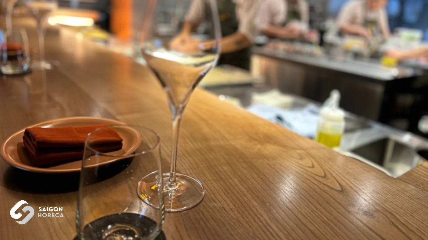 Thi công bếp nhà hàng Âu có quầy bar rượu – cách phối hợp không gian và vận hành