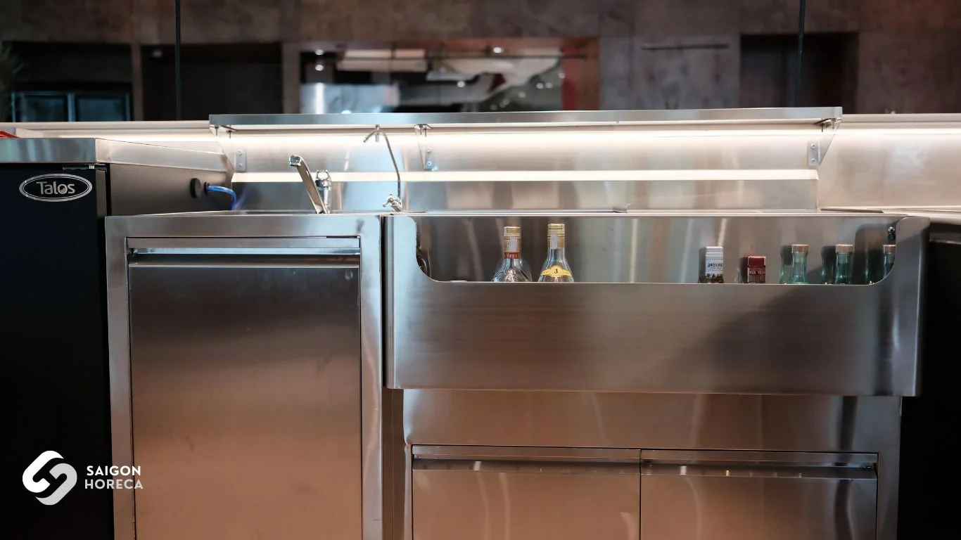 Thi công bếp nhà hàng Âu có quầy bar rượu – cách phối hợp không gian và vận hành