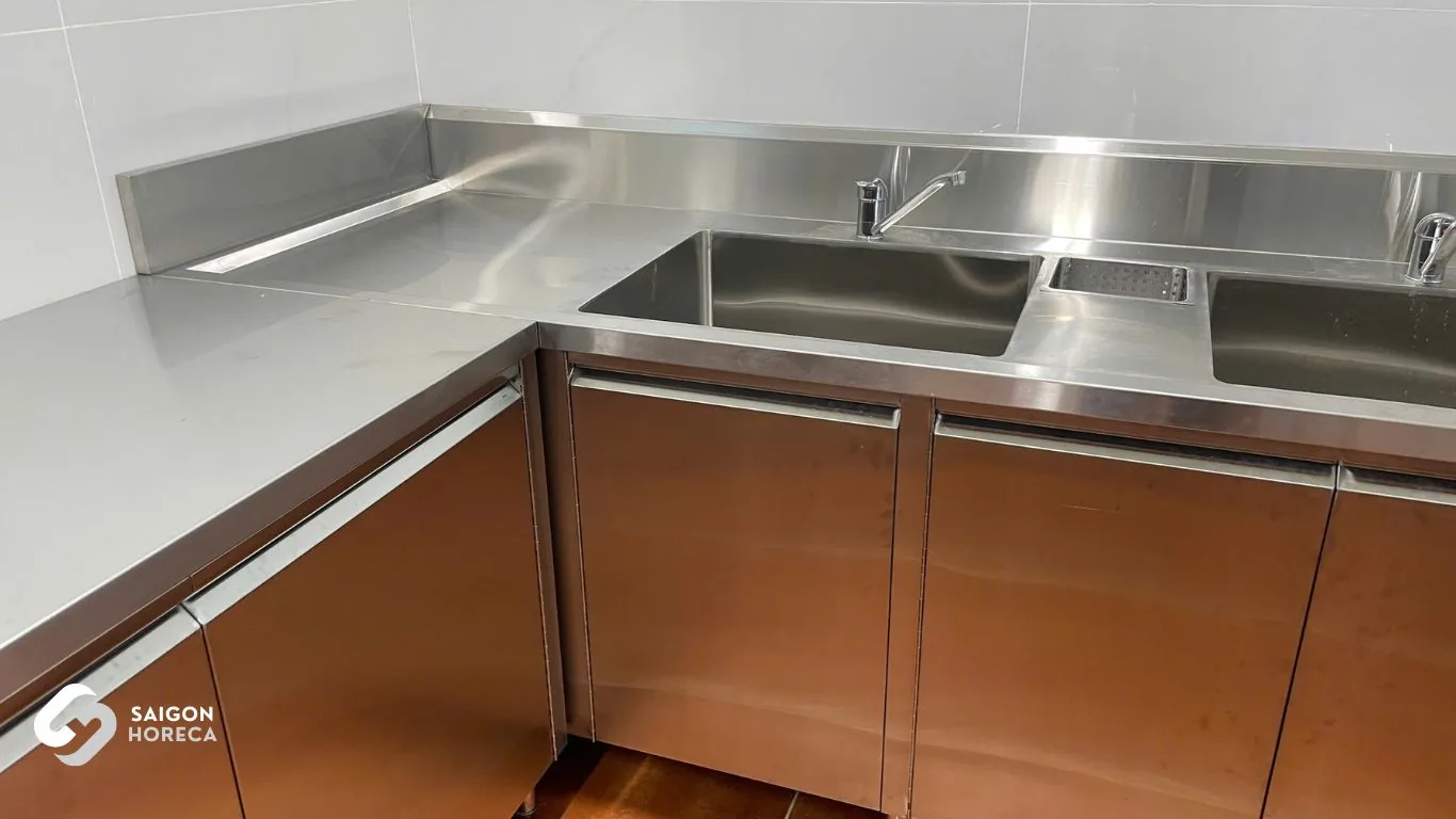 Bồn rửa inox mặt bàn chữ L với hệ tủ bệ tại khu sơ chế bếp Vĩnh Hiệp