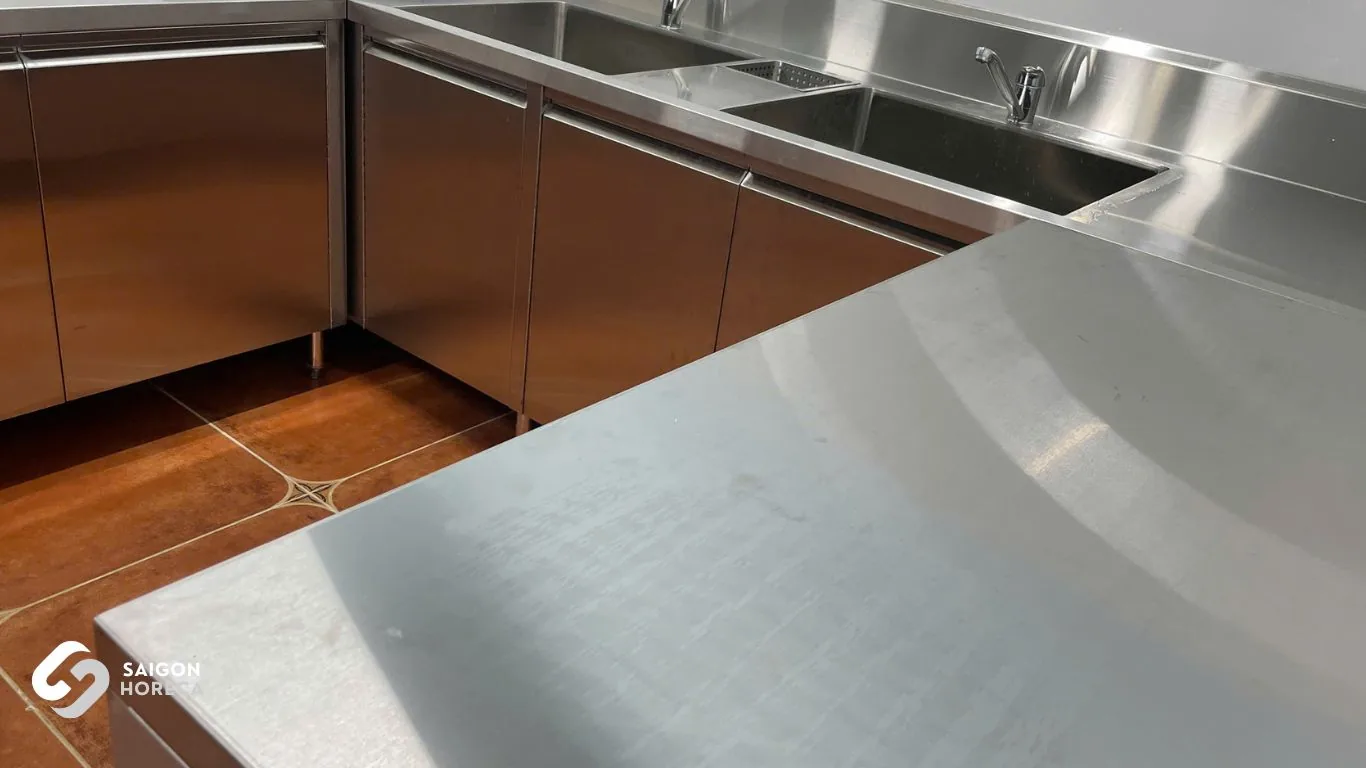 Khu chậu rửa inox bồn đôi bố trí góc chữ L tại bếp căng tin Vĩnh Hiệp