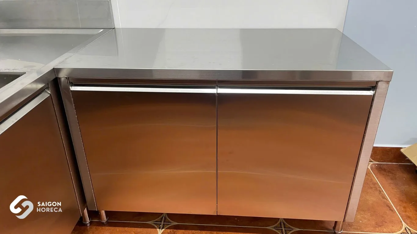 Tủ inox âm hai cánh chân inox lưu trữ tại bếp Vĩnh Hiệp do Saigon Horeca thi công