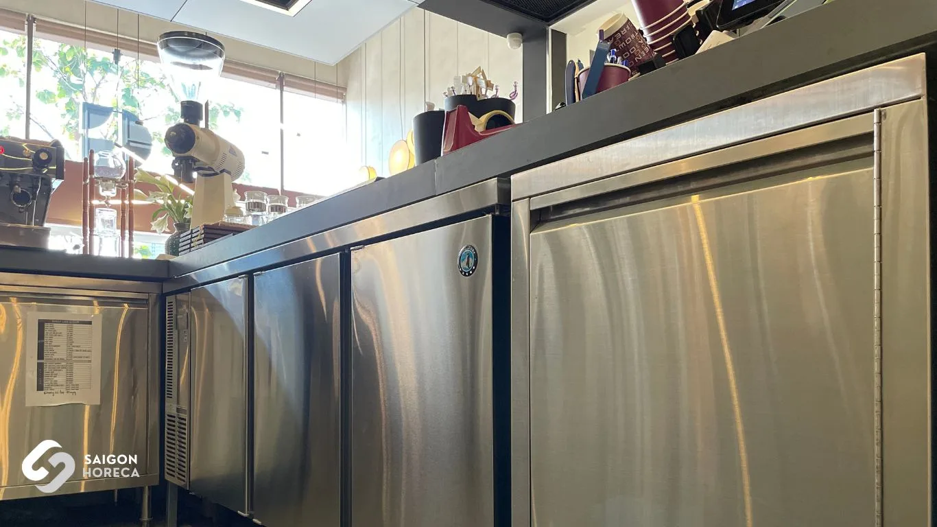 Bàn mát dưới quầy bar G-Cup Bistro