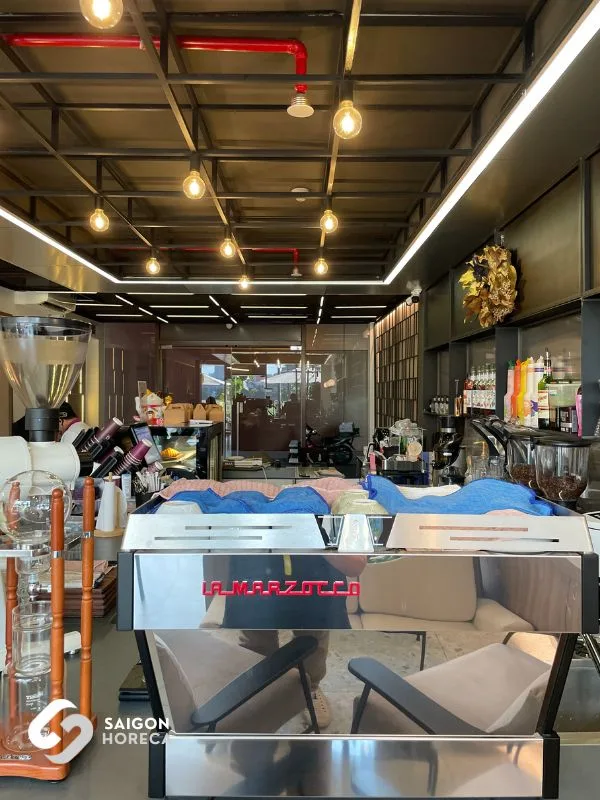 Cận cảnh máy pha cà phê La Marzocco bóng bẩy