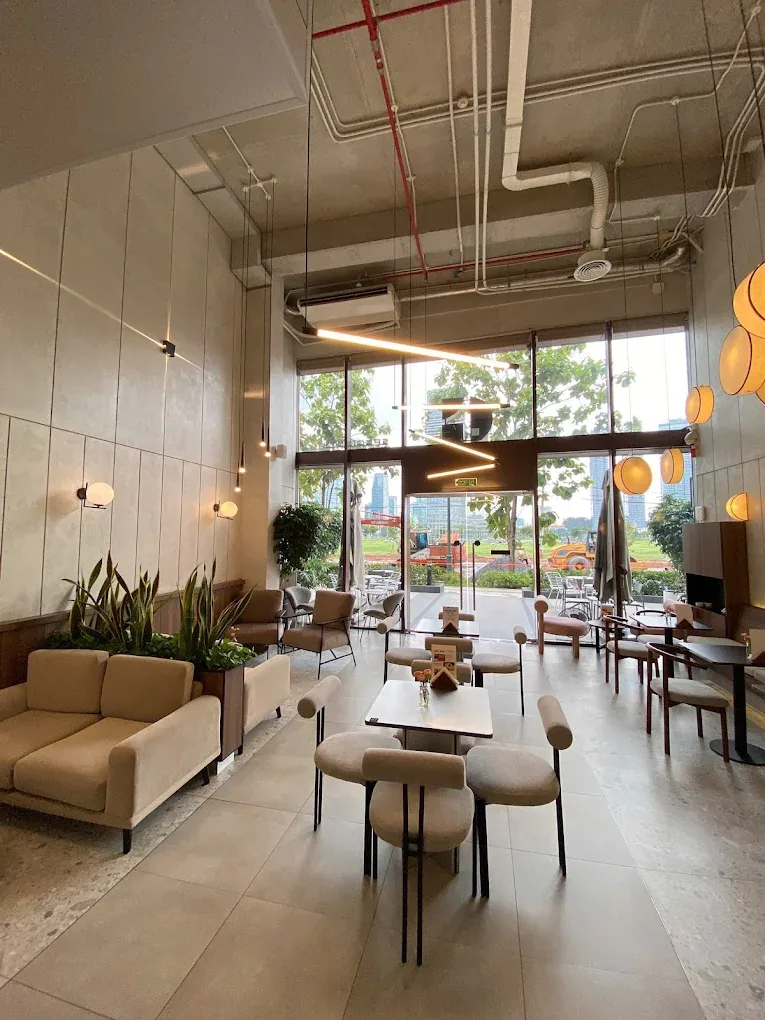 Không gian nội thất hiện đại của G-Cup Coffee & Bistro tại Metropole Thủ Thiêm