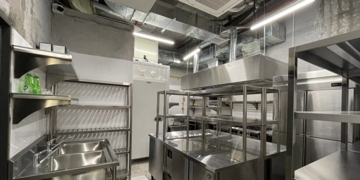 Hệ thống khu rửa và sơ chế bếp công nghiệp bằng inox