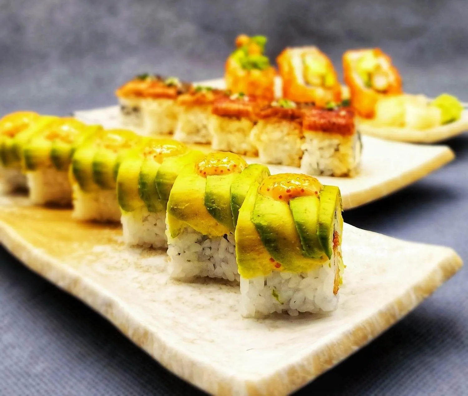 Đĩa sushi cuốn phủ bơ quả áp lửa tại Heiwa Sushi - Saigon Horeca