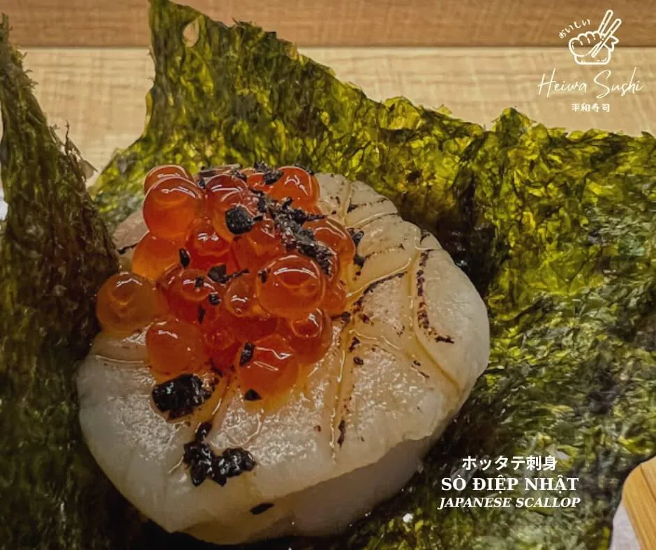 Món sò điệp Nhật áp lửa phủ trứng cá hồi trên rong biển nori tại Heiwa Sushi - Saigon Horeca