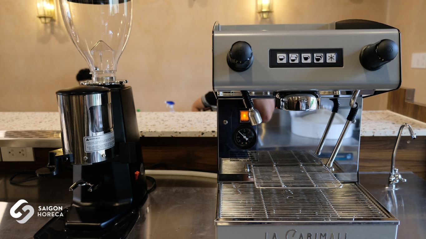 Cụm máy pha espresso La Carimali và máy xay cà phê – trái tim của quầy bar Ý trong dự án