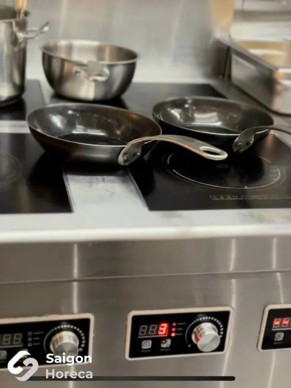 Chi tiết bề mặt inox gia công sắc sảo cùng thiết bị bếp cao cấp tại Little Bear