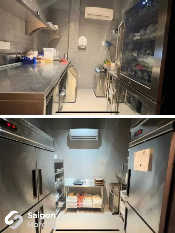 Khu hậu cần inox với bàn soạn, tủ trưng mặt kính và dàn tủ lạnh đứng tại Little Bear