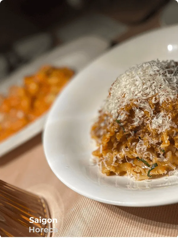 Mì Ý Mafaldine Bolognese rắc phô mai tại Bambino