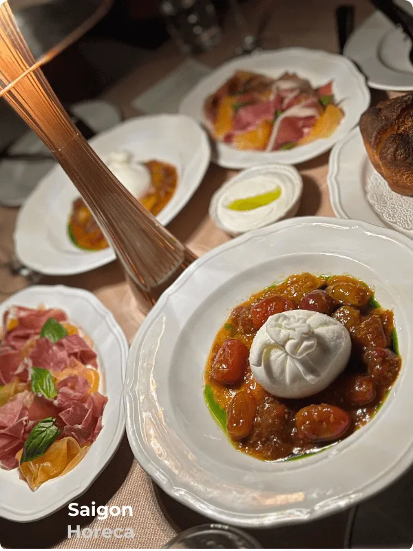 Salad phô mai Burrata tươi ăn kèm thịt nguội Prosciutto tại Bambino