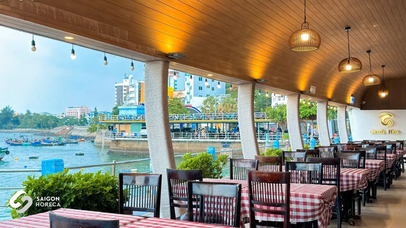 Khu vực bàn ăn ngoài trời nhìn ra bến thuyền
