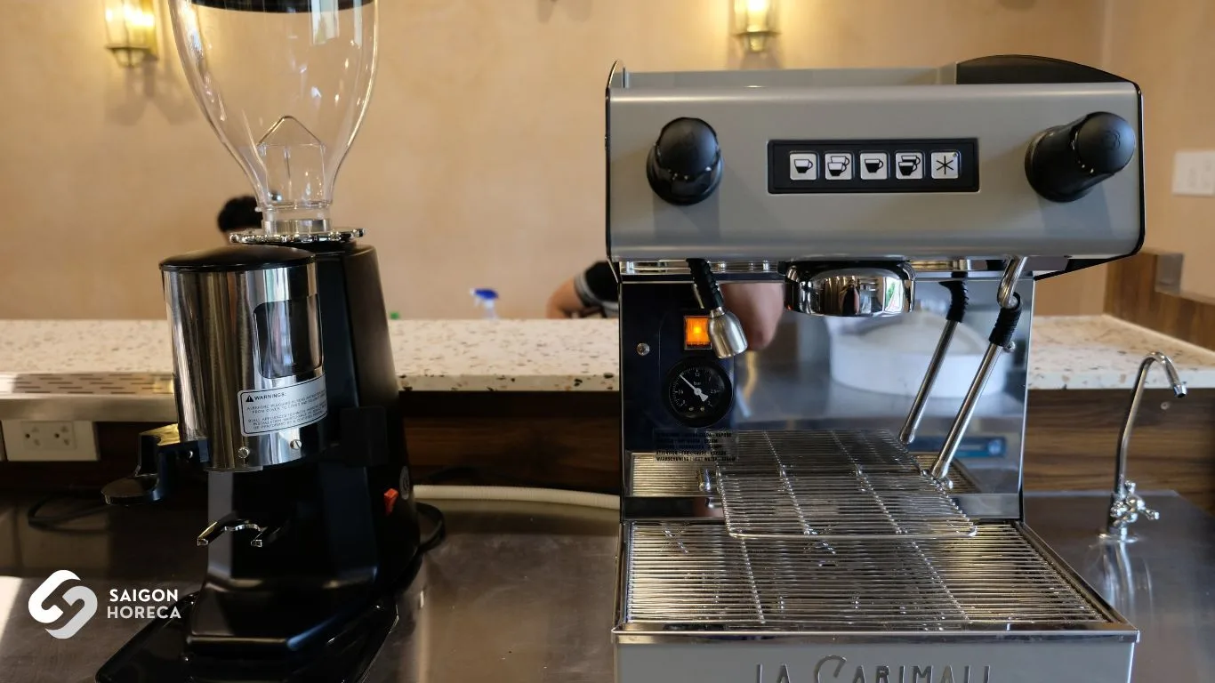 Cụm máy pha espresso La Carimali và máy xay cà phê – trái tim của quầy bar Ý trong dự án