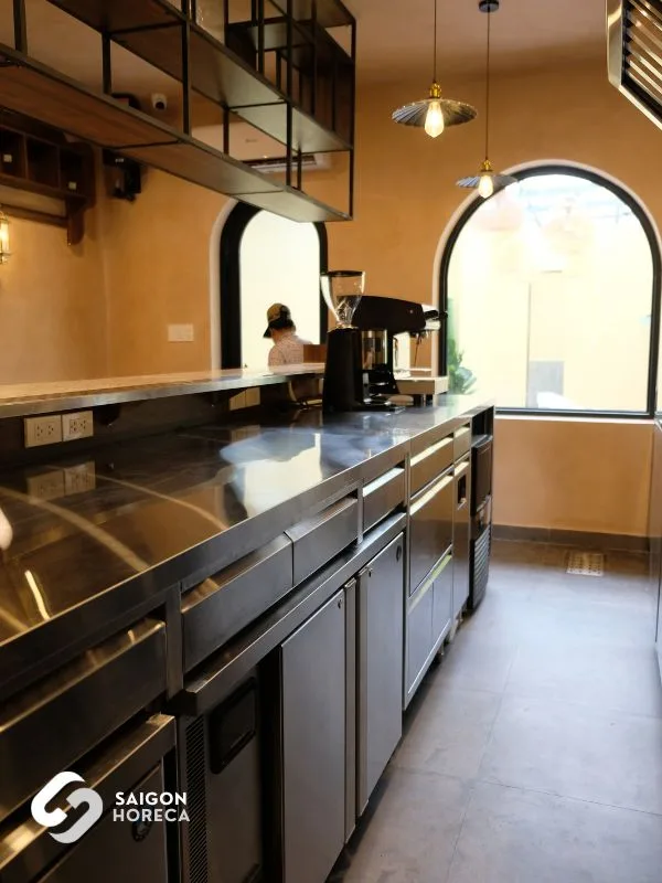 Dãy quầy inox liền mạch tích hợp máy pha cà phê và tủ trữ lạnh – tối ưu thao tác trong không gian hẹp