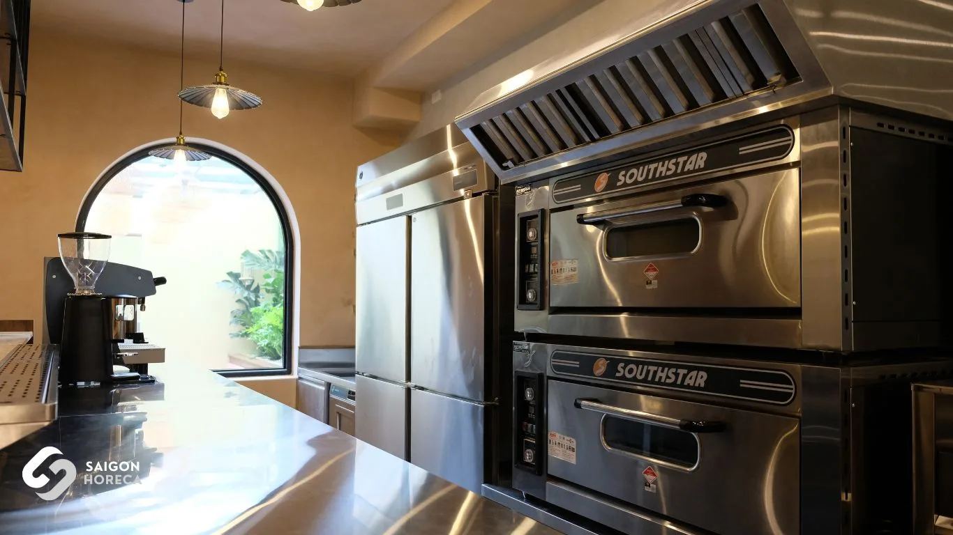 Khu bếp bánh chuyên nghiệp với thiết bị inox custom Saigon Horeca