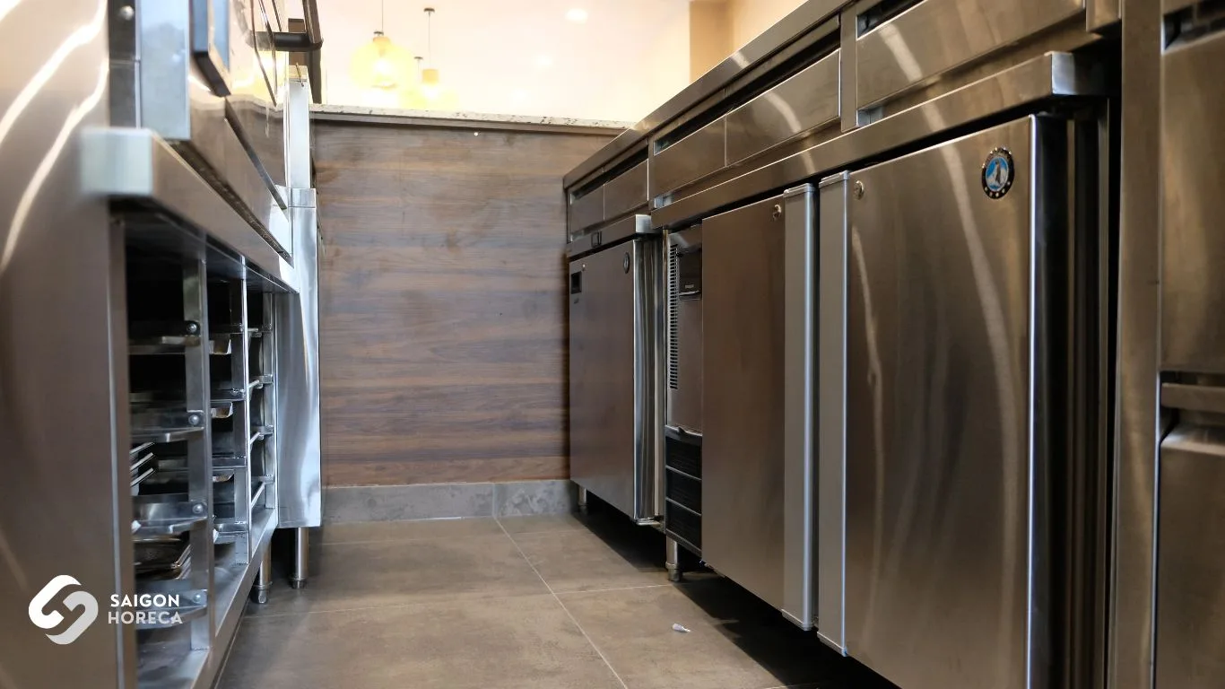 Giá khay nướng inox và dãy tủ lạnh âm quầy khu bếp bánh Hemma Desserts