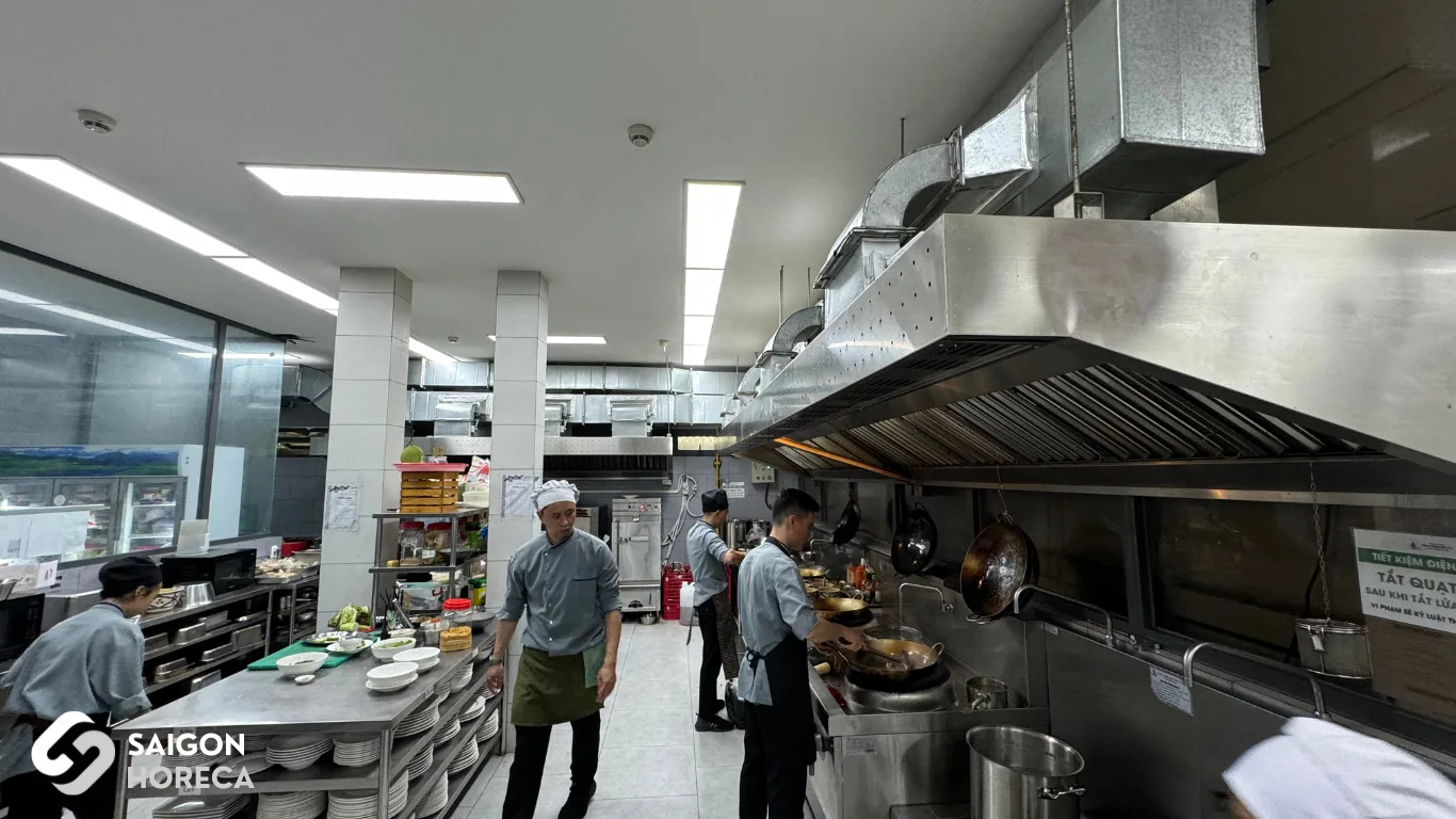 Khu bếp công nghiệp nhà hàng Con Voi Vàng