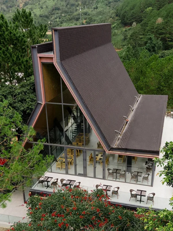 Kiến trúc nhà hàng mái dốc giữa rừng thông