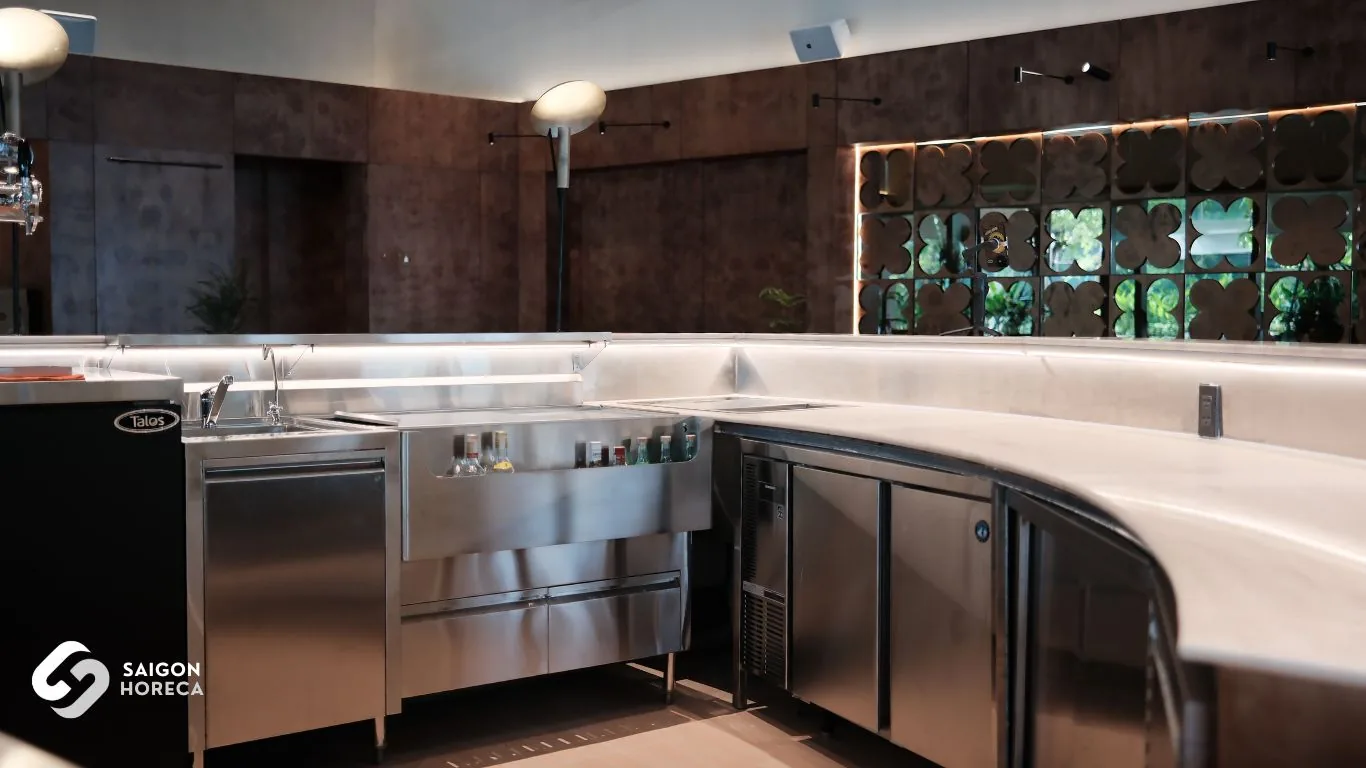 Quầy bar inox uốn cong tích hợp bồn rửa, tủ mát ngầm và tháp bia do Saigon Horeca thi công tại Mâm Mâm