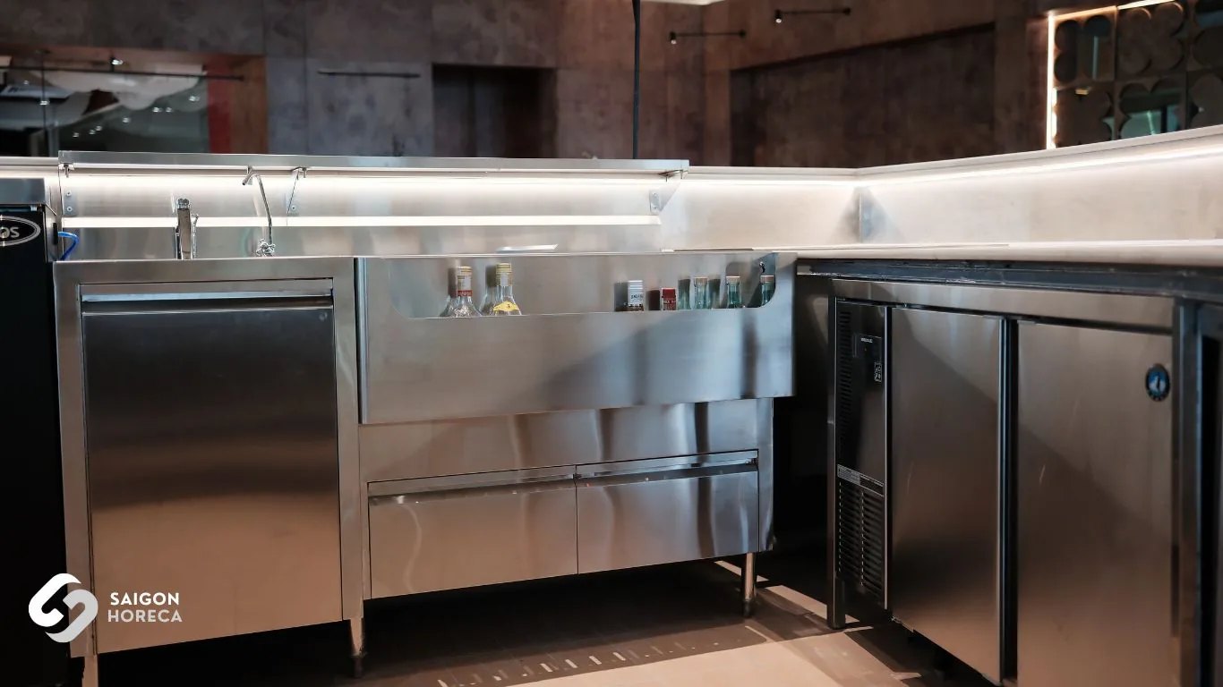 Quầy bar pha chế inox chữ L có bồn rửa, kệ chai và tủ mát gầm tại Mâm Mâm do Saigon Horeca thi công