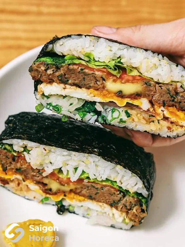 Burger cơm rong biển (onigirazu) tại Mùa Craft Sake