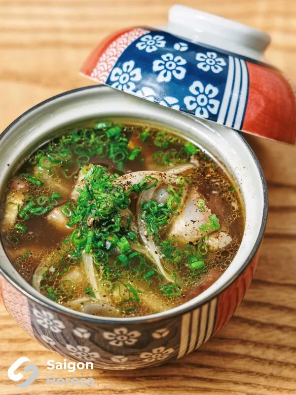 Tô súp Nhật trong tô gốm có nắp tại Mùa Craft Sake