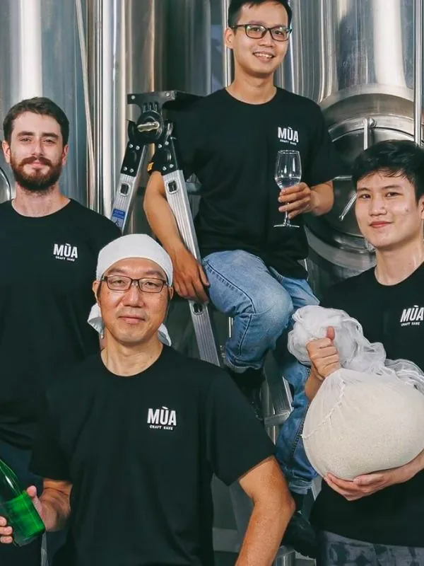 Đội ngũ ủ rượu Mùa Craft Sake bên bồn lên men inox