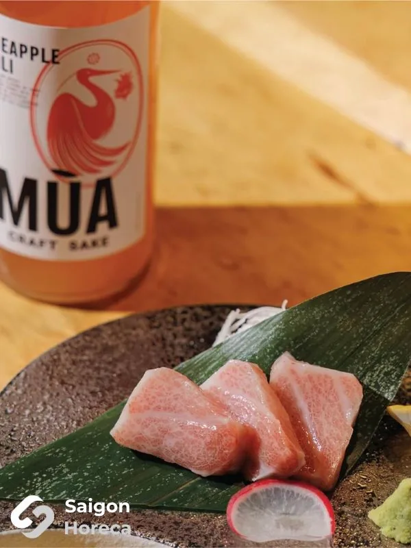 Sashimi cá ngừ béo và chai Mùa Craft Sake