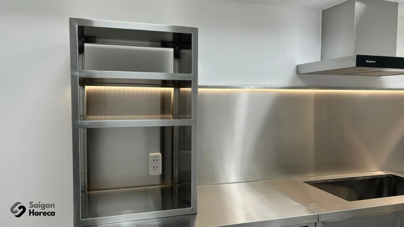 Khu vực bếp nấu chính inox sáng bóng tiêu chuẩn công nghiệp Nhật Bản tại căn tin Nichiyo do Saigon Horeca thi công