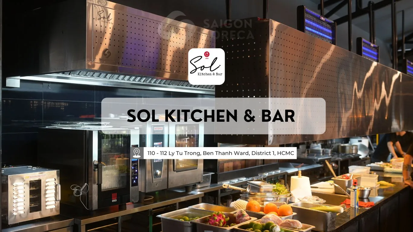 Bếp mở inox hoàn thiện với cụm chụp hút khắc logo Sol Kitchen & Bar, lò combi RATIONAL, lò đối lưu EKA và khay nguyên liệu tươi