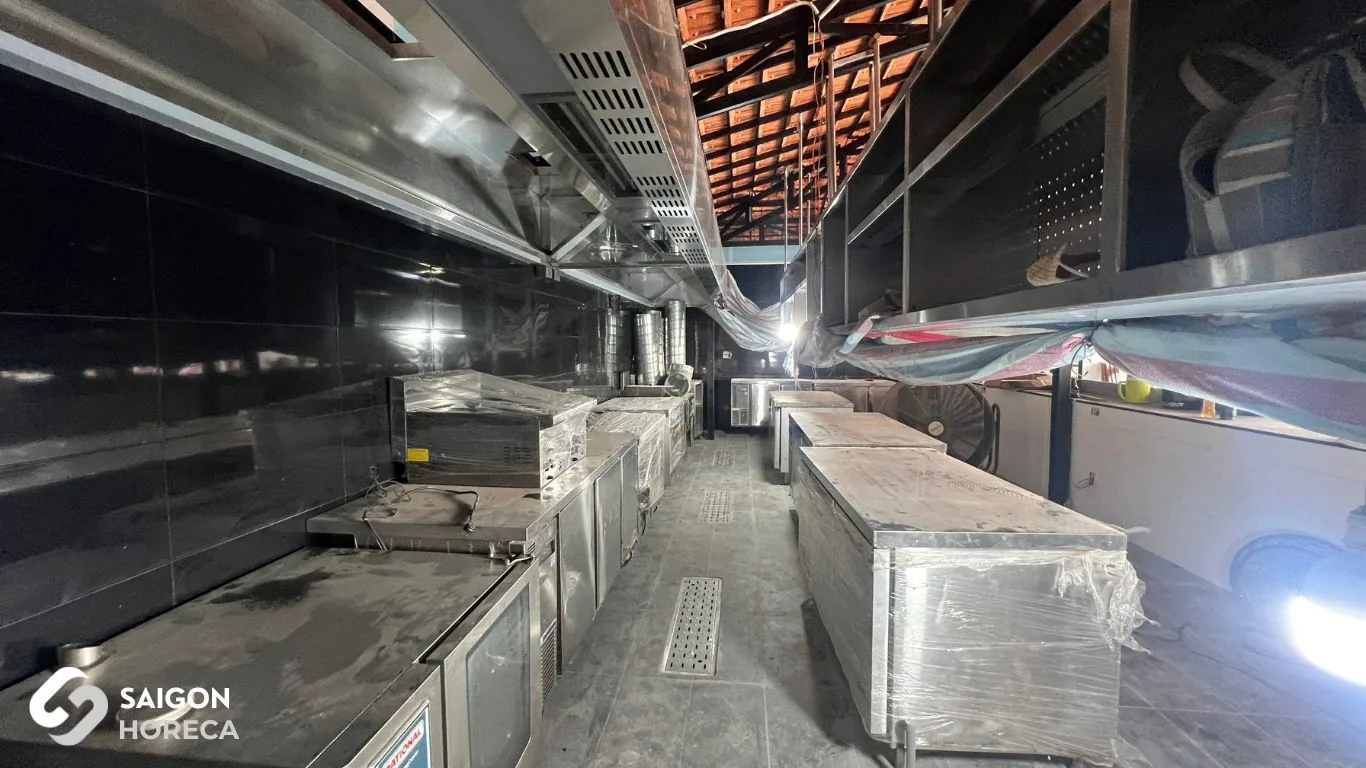 Thi công lắp đặt thiết bị bếp inox công nghiệp còn bọc nilon tại công trường Sol Kitchen & Bar Quận 7