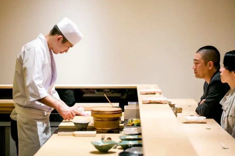 Đầu bếp sushi trình diễn phục vụ thực khách tại quầy Omakase Roka Fella