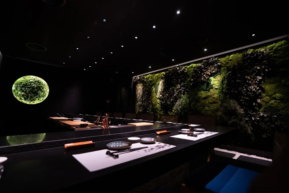 Không gian quầy sushi Omakase tường rêu xanh Roka Fella