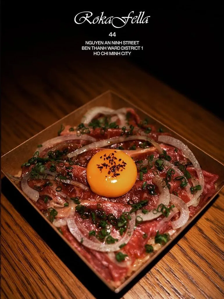 Bò Wagyu tartare trộn lòng đỏ trứng và hành tây Roka Fella