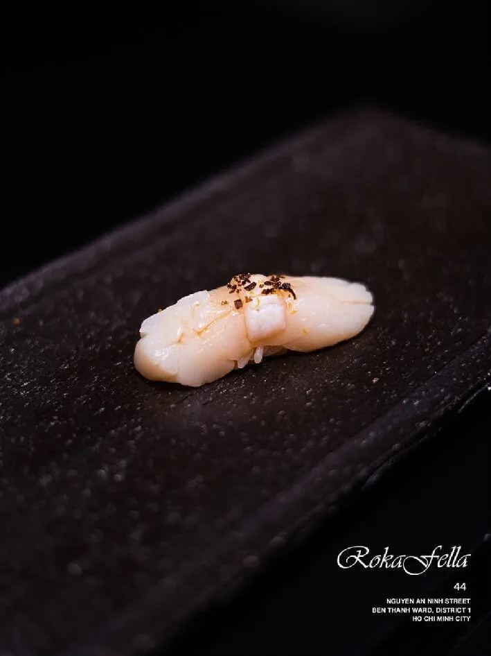 Nigiri sò điệp Aburi khò lửa nhẹ rắc tiêu đen Roka Fella