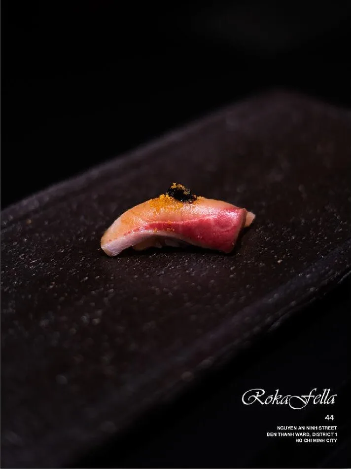 Nigiri cá cam Hamachi khè nhẹ phủ trứng cá đen Roka Fella