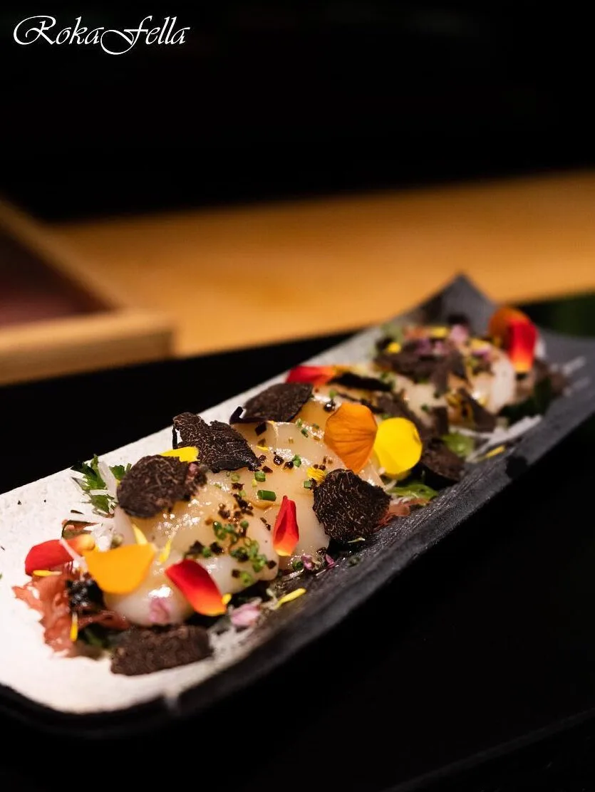 Sashimi sò điệp khè nhẹ phủ nấm truffle đen và cánh hoa Roka Fella