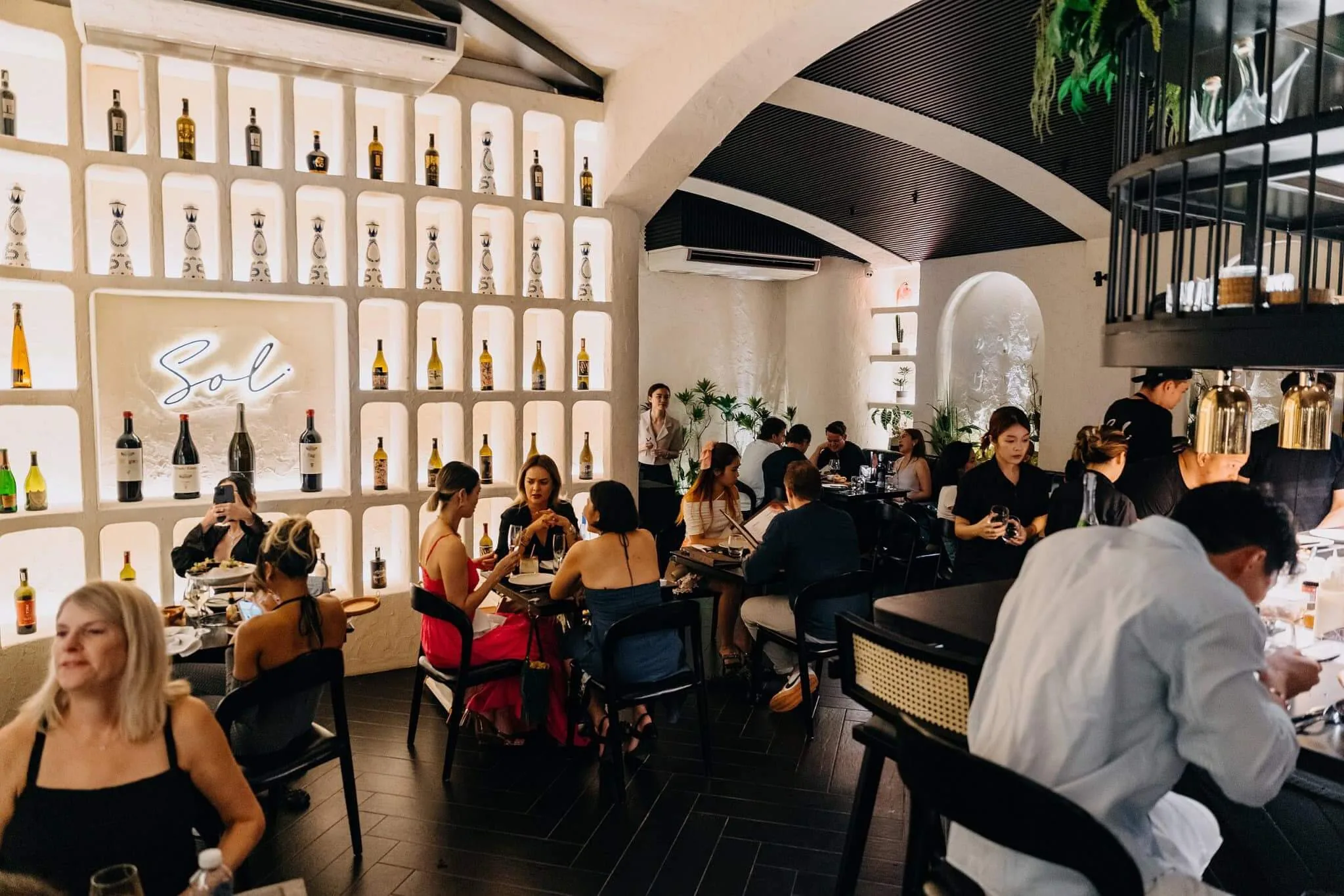 Toàn cảnh không gian phòng ăn tường rượu nhà hàng Sol Kitchen & Bar
