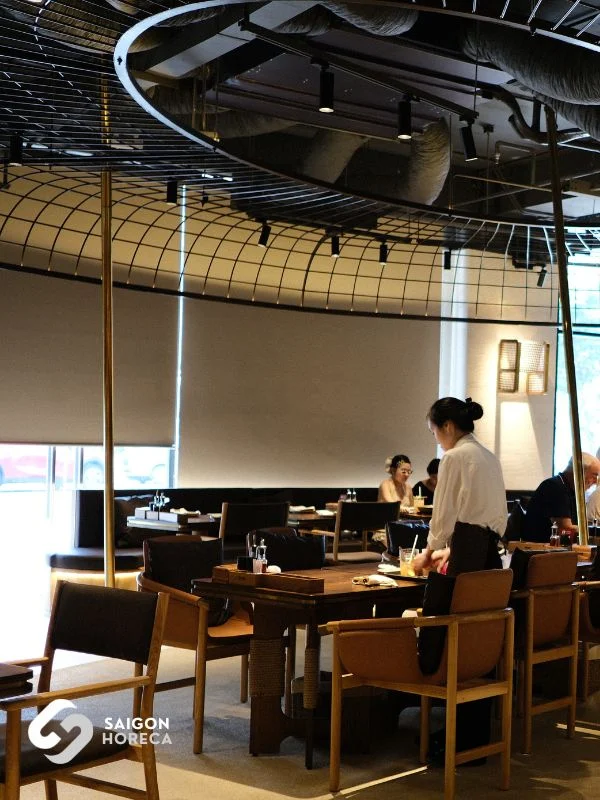Bàn ăn và ghế gỗ mộc phong cách Mekong đương đại