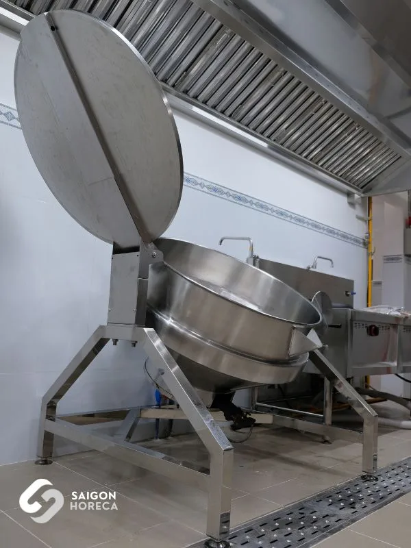 Nồi nấu nghiêng inox công suất lớn dưới hệ chụp hút tại bếp Trường Mầm Non Tư Thục Trinh Vương