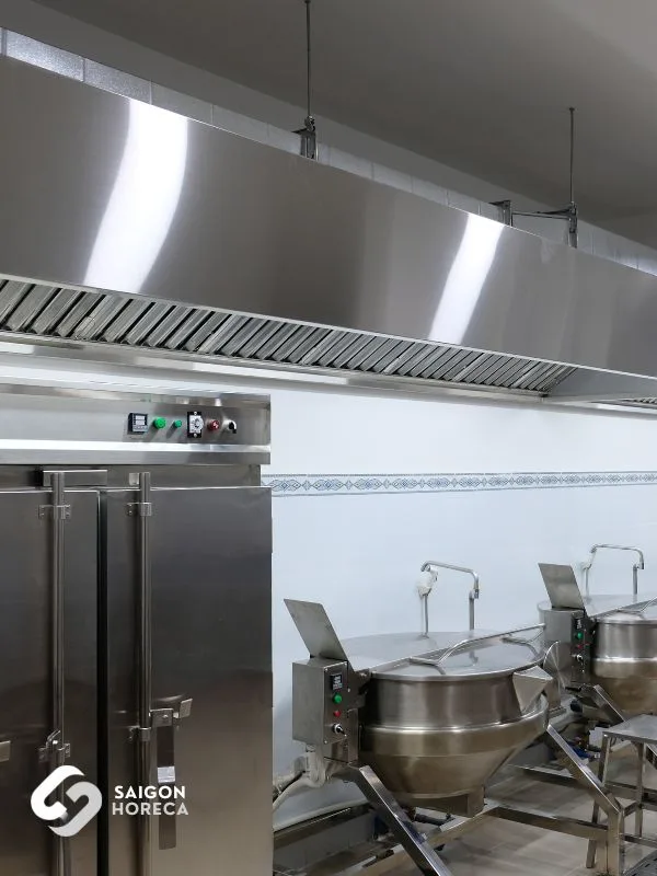 Tủ nấu cơm inox và dàn nồi nghiêng dưới hệ chụp hút khổ lớn