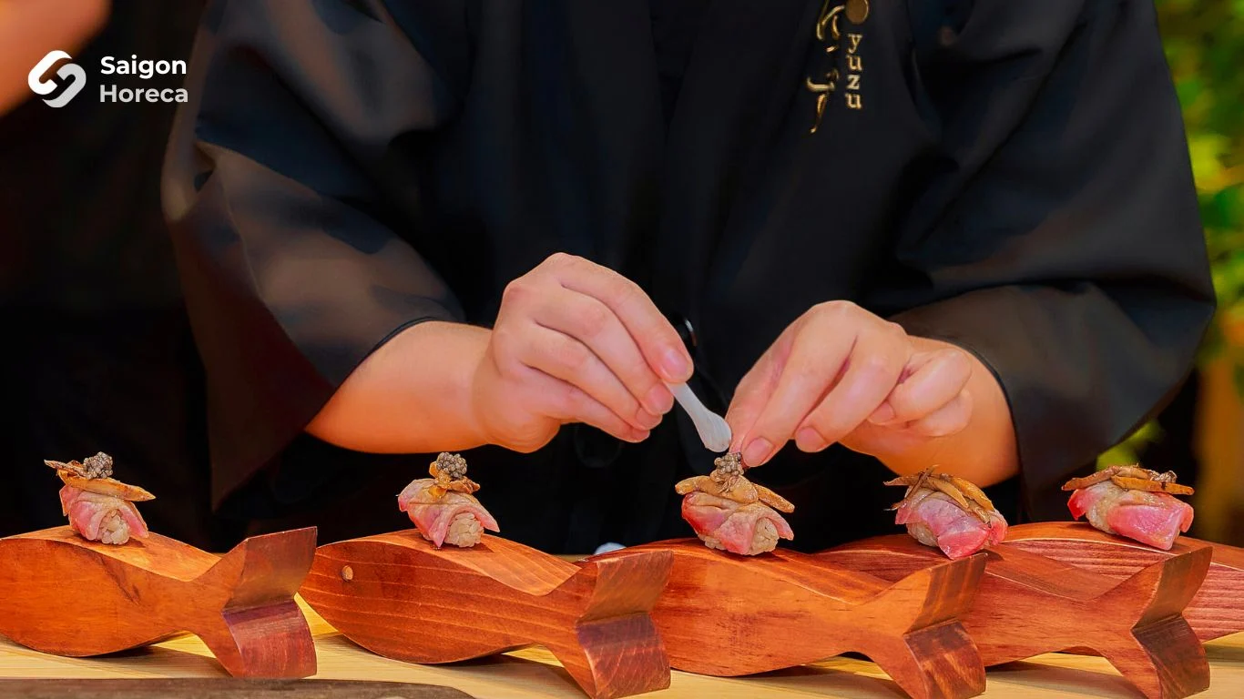 手彫りの木製魚台に金箔とロイヤルキャビアをあしらった、優美な握り寿司の盛り付け美