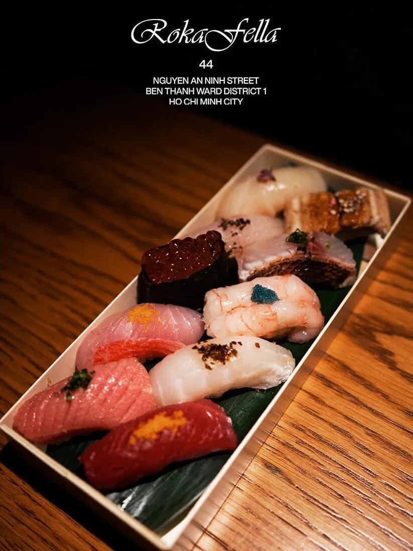 Khay gỗ set nigiri thập cẩm cá ngừ tôm ngọt trứng cá hồi Roka Fella