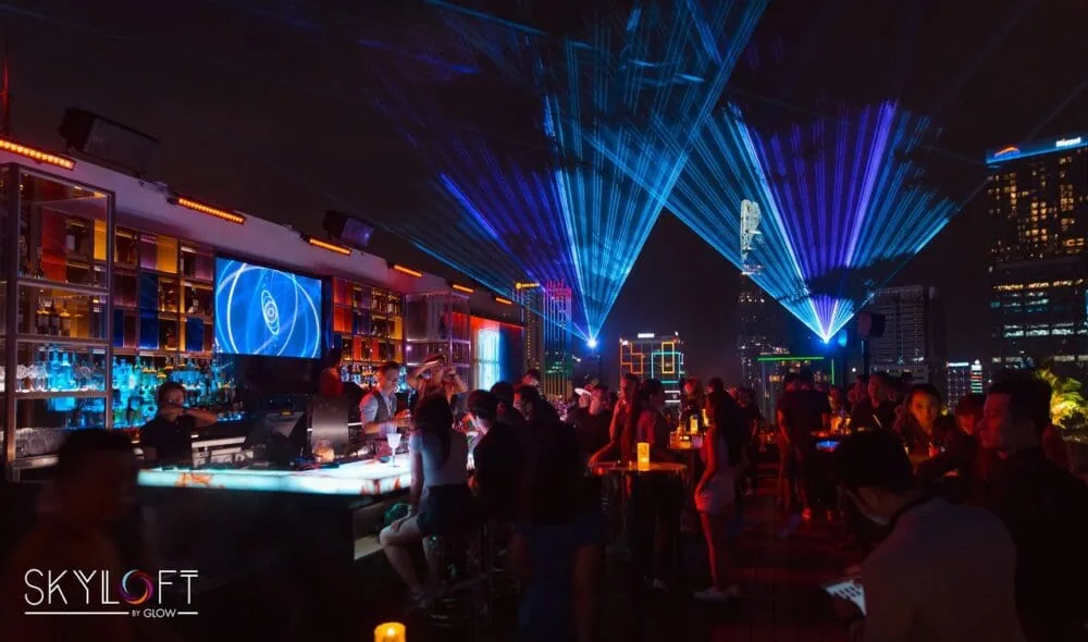 Không gian rooftop Skyloft by Glow với ánh sáng laser