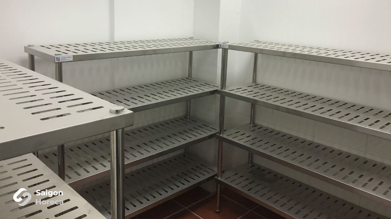 Hệ thống kệ inox công nghiệp tại khu lưu trữ