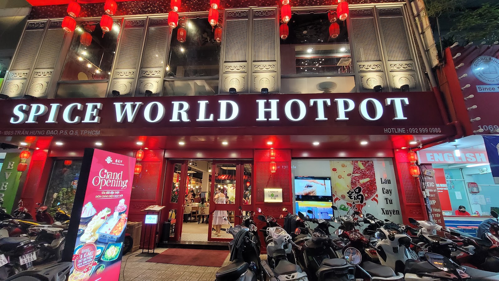 Mặt tiền nhà hàng Spice World Hotpot hoàn thiện, sáng đèn về đêm